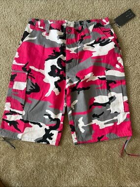 Men's Pink Camo Cargo Shorts with Multi-Pocket Design